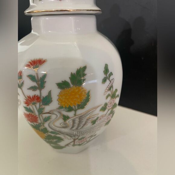 Japanese Porcelain Ginger Jar with Cranes and Flowers. Gold trim on Lid & Finial - Picture 3 of 8